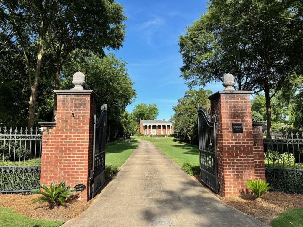 the lockwood mansion in mystic falls