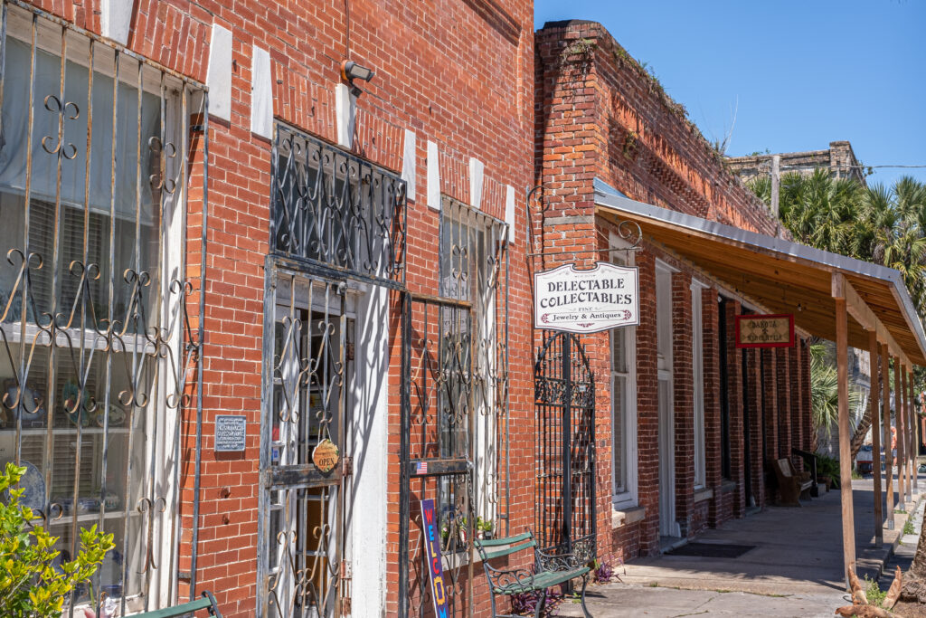 Delectables Collectables & Antiques 